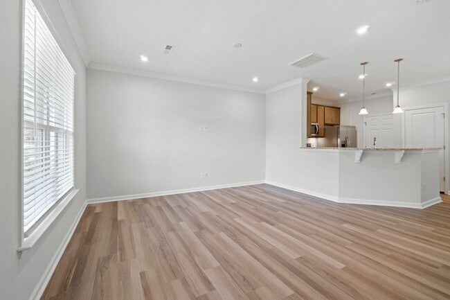 Building Photo - Like A Brand New 3 Bedroom Townhome in the...