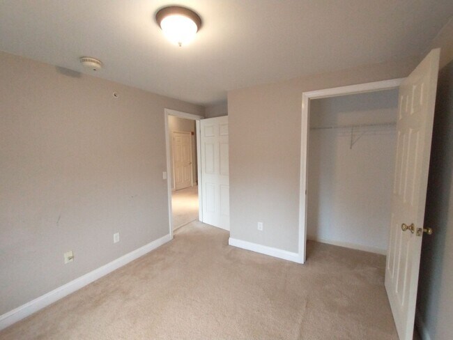 Building Photo - 2 Bedroom 2 Bath Unit-Available Now!