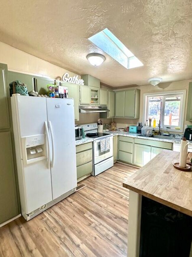 Building Photo - 62 Erickson Ave