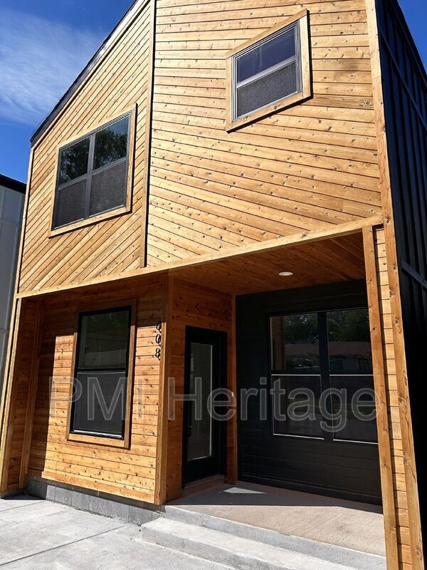 Building Photo - 608 N 6th St