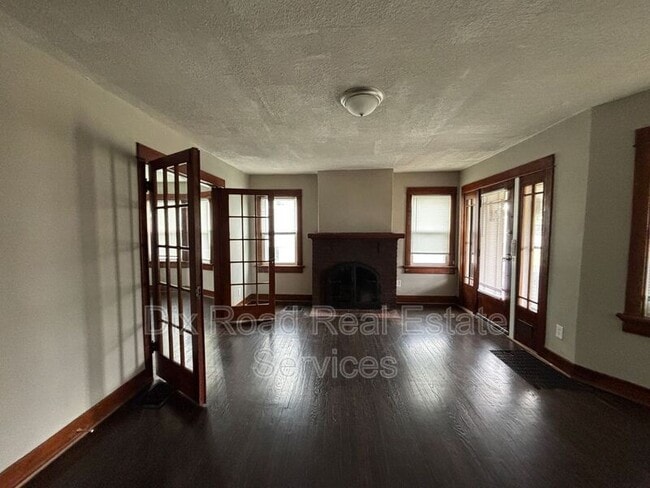 Building Photo - 4013 E 3rd St