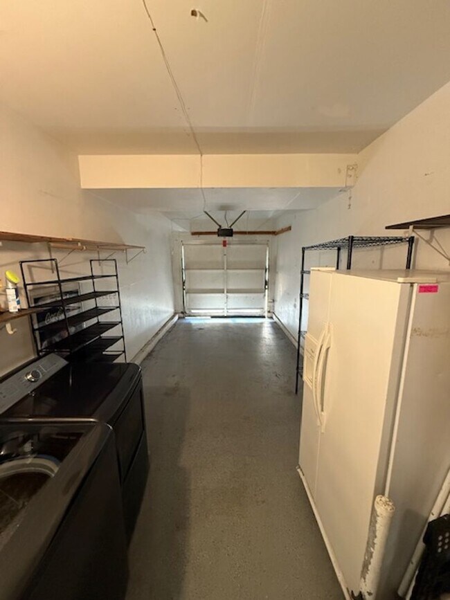 Building Photo - 2 bed, 1.25 Bath CONDO next to POOL! Groun...