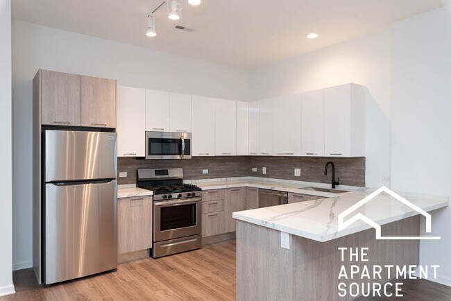 Building Photo - South Loop 3 bed 2 bath -- Updated Kitchen...