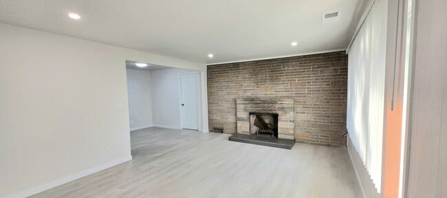 Building Photo - North Seattle/ Shoreline 2 Bedroom + Bonus Room 1BA House