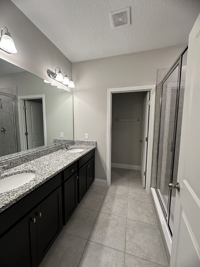 Building Photo - Stylish 3-Bedroom Townhouse with 2.5 Baths...