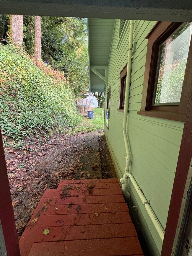 Building Photo - YOUR PACIFIC NORTHWEST RETREAT AWAITS! AV CHARGING STATION, GORGEOUS VIEWS, PRIVACY AND MORE!