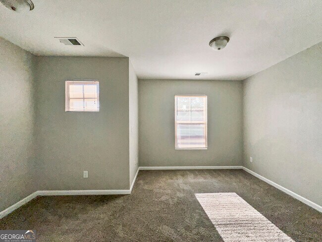Building Photo - 212 Daisy Cir
