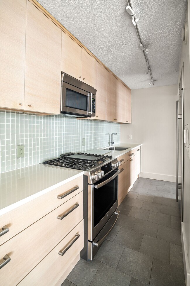 Building Photo - 415 E 37th St