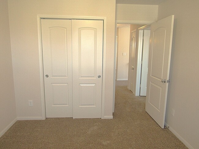 Building Photo - Spacious, Modern and Conveniently Located ...