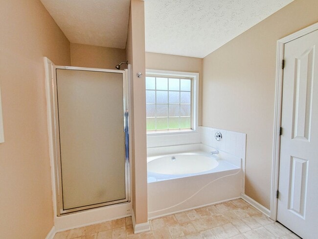 Building Photo - Pet Friendly Three Bedroom!