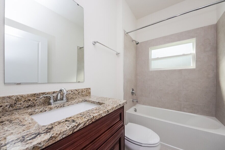 Building Photo - 700 Pincon Ln