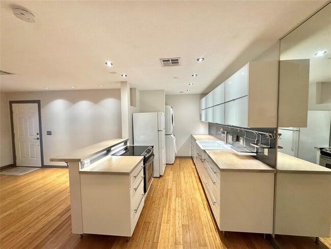 Building Photo - 4400 Hemingway Dr