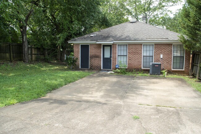 Building Photo - 1615 Woodmere Loop