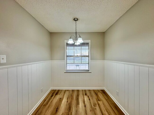 Building Photo - Tour Today! Newly Updated 2 Bedroom 1 Bath...