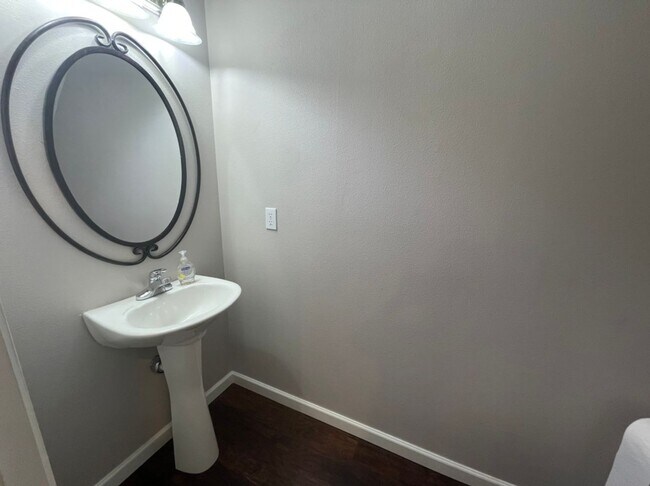 Building Photo - Super-Cute Townhouse! 3 bed + 2.5 baths w/ Fantastic Floor Plan! (A/C & Washer / Dryer included!)
