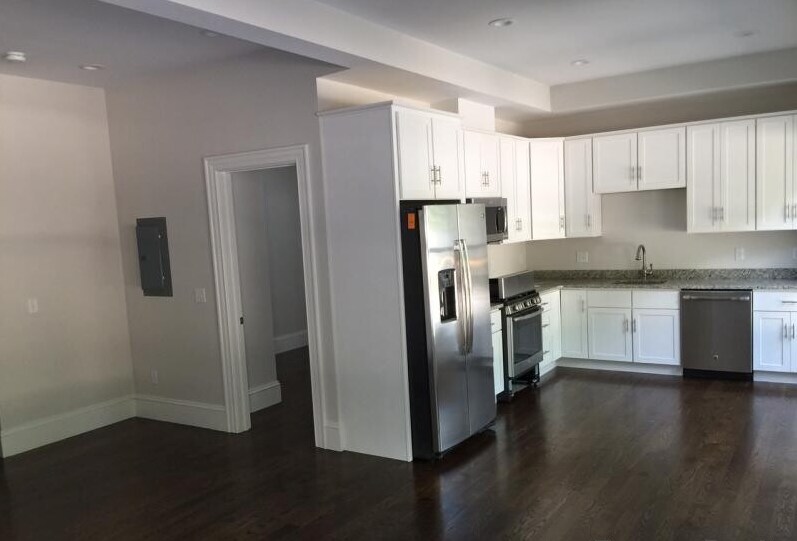 Primary Photo - 2044 Beacon St