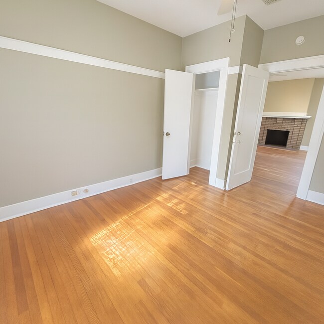 Building Photo - Best located house in West Campus, 6 large bedrooms open floorplan.