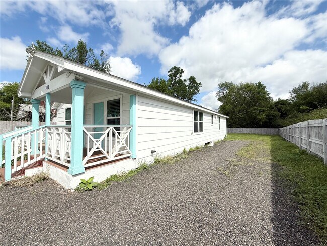 Building Photo - 300 Longstreet Rd