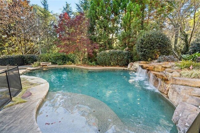 Building Photo - 5000 Long Island Dr