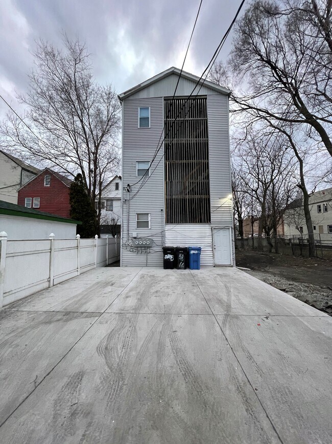 Private Parking - 8835 S Commercial Ave