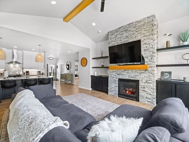 Building Photo - Fully Furnished Luxury 3-Bed, 2-Bath Home ...