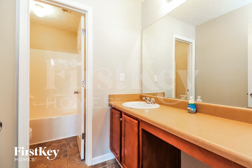 Building Photo - 592 Howell Dr