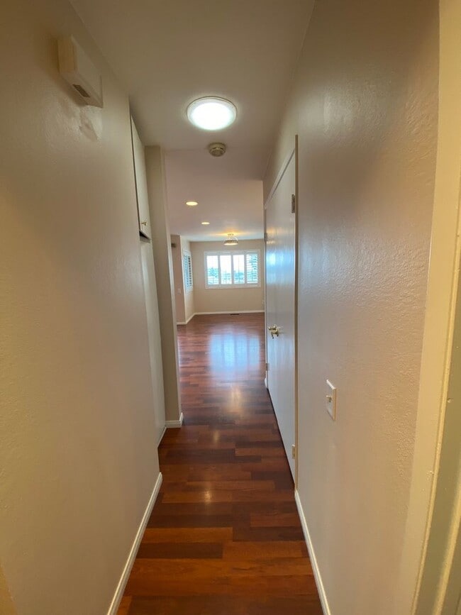 Building Photo - Beautiful 3 bed, 2 bath Townhome close to USD and Mission Valley!