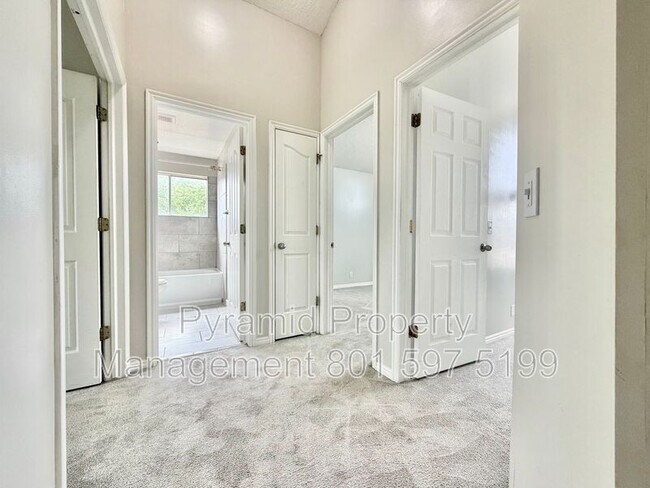 Building Photo - 979 Blue Heron Cir