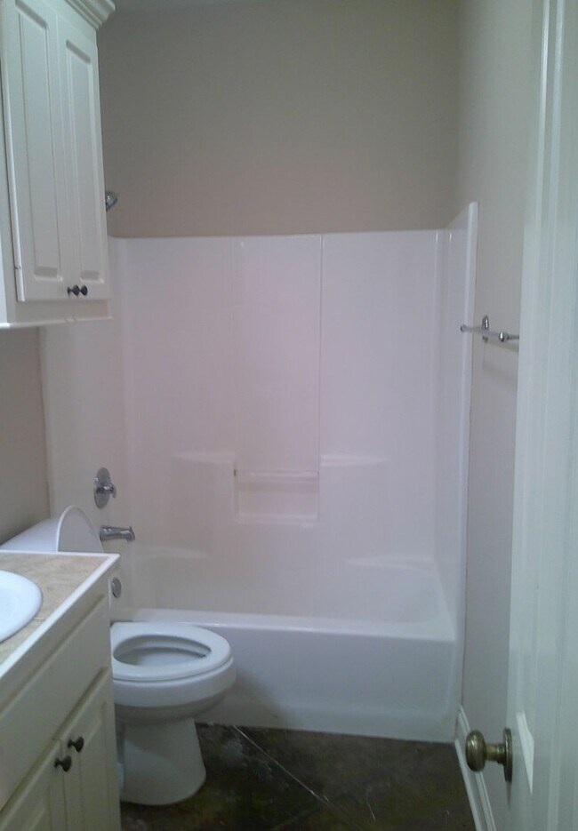 Building Photo - 141 Creekside Dr