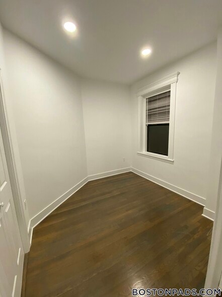 Building Photo - 11 Queensberry St