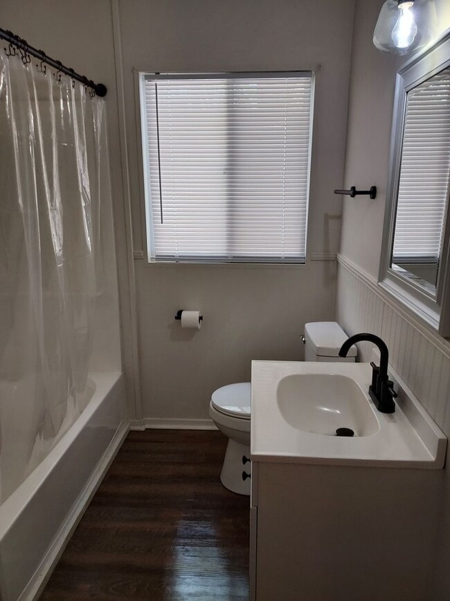Building Photo - Newly remodeled 3/1 walking distance to re...