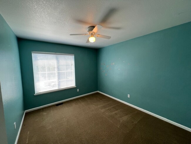 Building Photo - Large 4 bedroom located on a well maintained court!