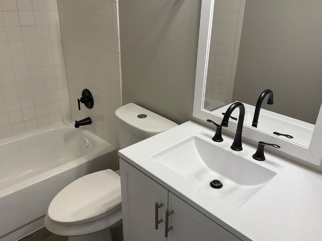 Building Photo - 5512 Lochmoor-