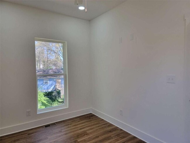 Building Photo - 1351 Brewster St SW