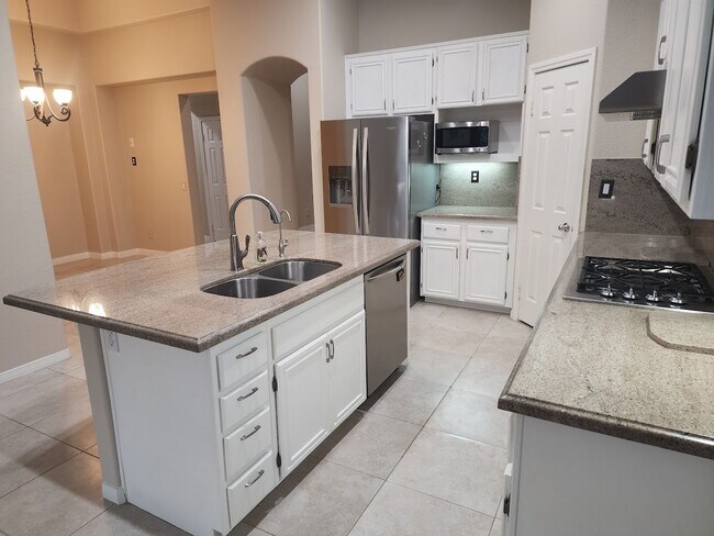 Building Photo - 4 Bedroom Single Level Home in Redhawk wit...