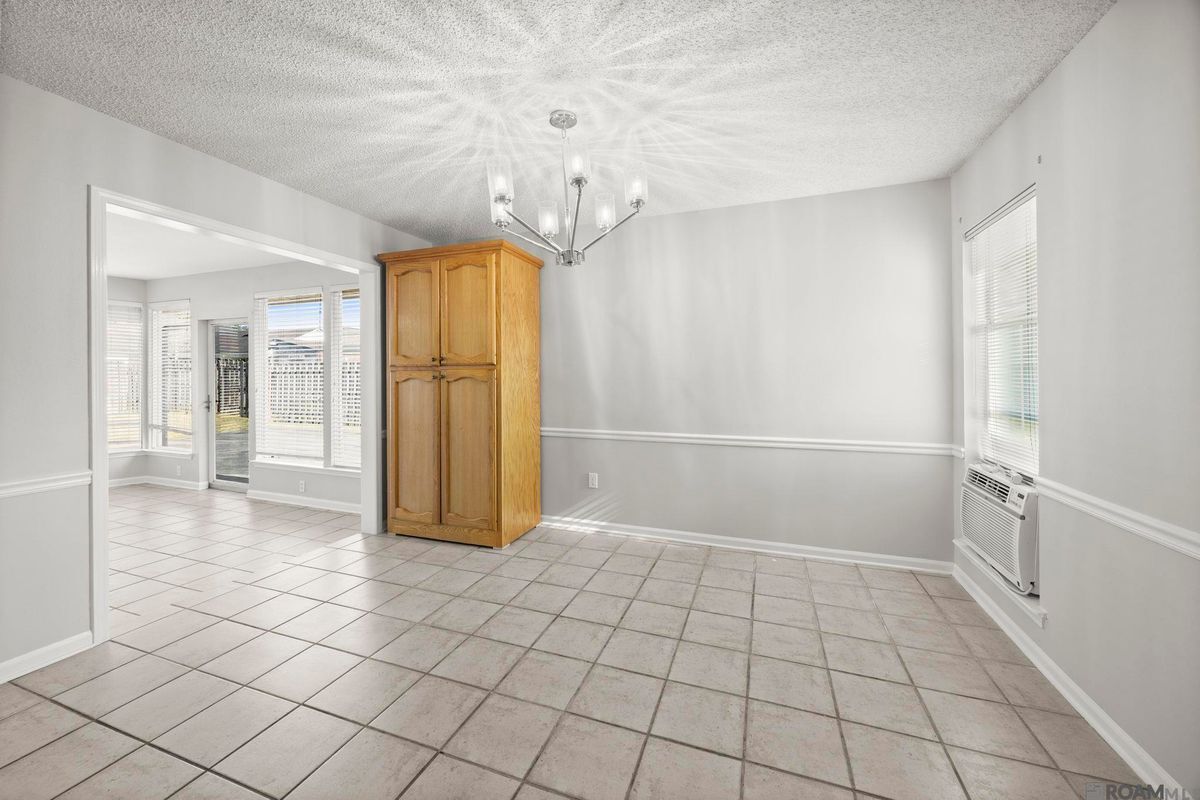 Building Photo - 18596 White Oak Dr