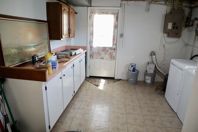 Building Photo - Renovated 3BR 2BA Rockville Split-Level with Huge Fenced Yard Available July