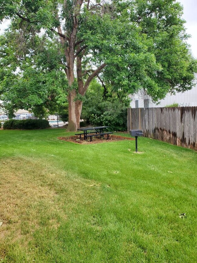 Building Photo - 1 Bed, 1 Bath Apartment!
