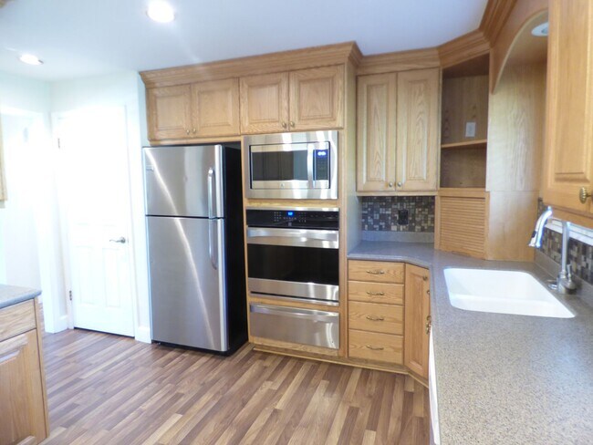 Building Photo - 5 Bd 3 Ba Home in Sandy