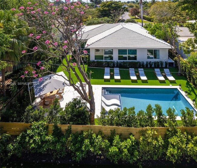 Building Photo - 6145 La Gorce Dr
