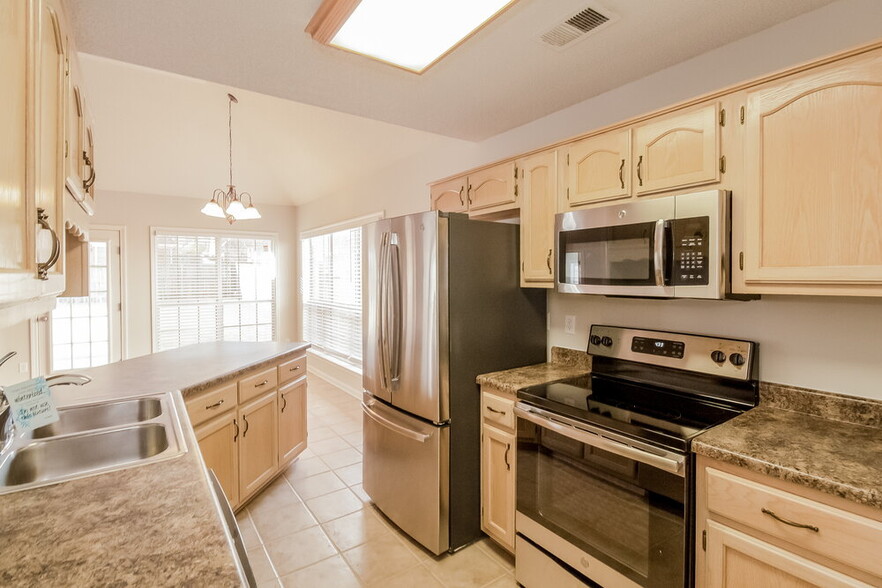 Building Photo - 3135 Quartz Dr