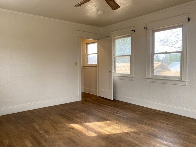 Building Photo - Available Now! Charming 3-bdrm./1.5-bath, ...