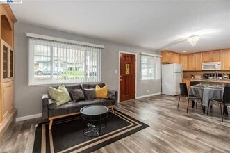 Building Photo - $2,590 - THE NICEST FIRST FLOOR CONDO IN P...