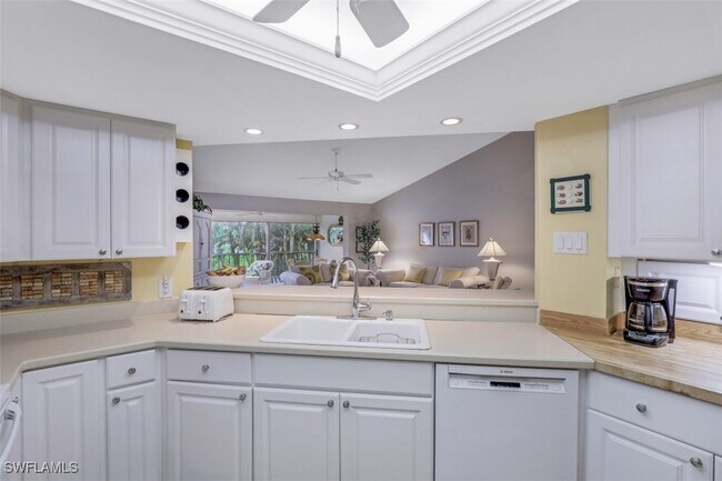 Building Photo - 5899 Chanteclair Dr