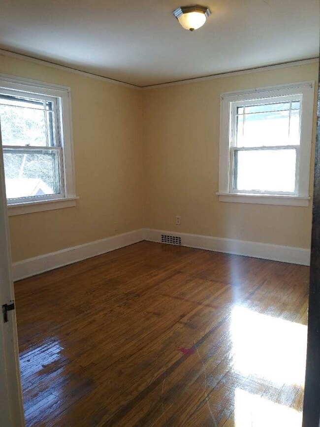 Building Photo - 2 Bedroom House