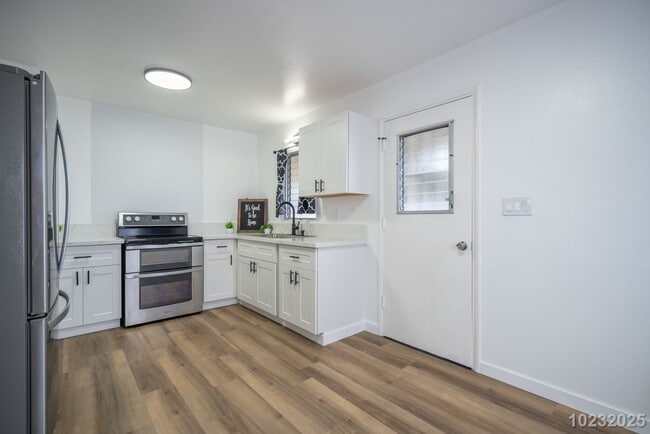 Building Photo - Versatile 3-Bedroom Home with Extended Spa...