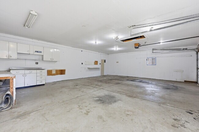 Building Photo - $2,595.95 - 3 Bed/2 Bath Home in Colorado Springs with Large backyard.