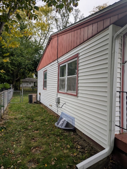 Building Photo - 1810 Midway Dr