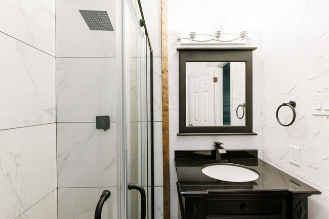 Building Photo - "Spacious 4-Bedroom Haven with 2 Full Bath...