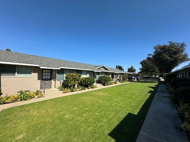 Building Photo - Oak Street Apartments